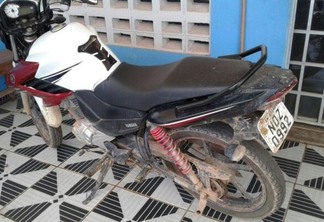 A motocicleta foi encontrada em frente a uma churrascaria do Centro de Rorainópolis (Foto: Jefter Reis)
