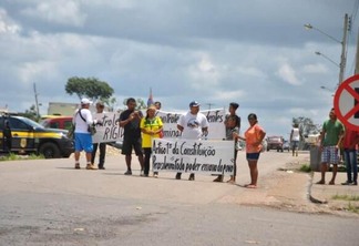 Manifestantes erguem faixas pedido controle mais rígido na fronteira (Foto: Isac Dantas/Divulgação)