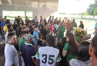 Várias pessoas acompanharam o enterro de Manoel Sousa (Foto: Diane Sampaio/Folha Web)