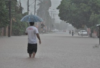 Ruas ficaram tomadas pela água em poucos minutos de chuva (Foto: Diane Sampaio/Folha BV)