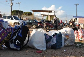 Eles afirmam que estão desde as 4 horas da madrugada em frente ao maior presídio de Roraima para entregar comida aos detentos. (Fotos: Wenderson de Jesus)
