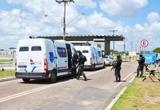 Carros celas foram utilizados para transportar os presos até a Base Aérea de Boa Vista. (Foto: Wenderson de Jesus)