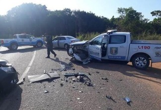 Os policiais e o condutor do veículo ainda segundo a PM foram socorridos pelo Serviço Móvel de Atendimento de Urgência (Samu). (Foto: Divulgação)