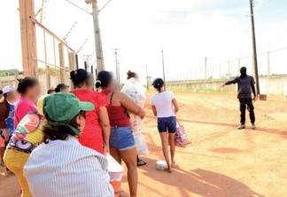 Familiares de detentos da Pamc esperaram o dia todo para entregar o ‘sacolão’ (Foto: Nilzete Franco/Folha BV)