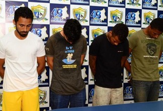 Os foragidos recapturados foram apresentados durante coletiva de imprensa (Foto: Nilzete Franco/Folha BV)