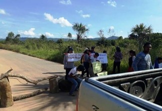 Manifestantes exigem que Governo regularize transporte escolar merenda para escola indígena (Foto: Divulgação)