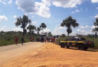 O bloqueio ocorreu no KM 693, na Comunidade Boca da Mata, em Pacaraima (Foto: Nucom PRF)