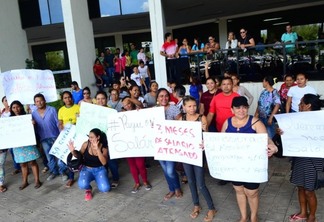 Mais de 400 empregados de empresas terceirizadas estão reunidos em frente a Assembleia Legislativa (Foto: Divulgação)