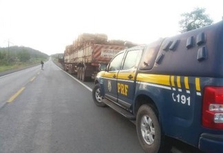 O caminhão, a madeira e o motorista foram encaminhados à Delegacia de Polícia Civil de São João da Baliza. (Foto: Ascom/PRF-RR)