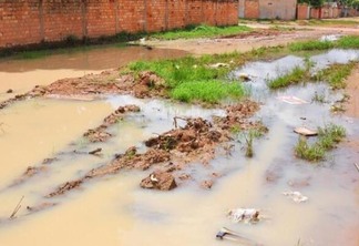 No local há lama, buracos e presença de matos juntamente com água que deveria ser direcionada ao esgoto. (Foto: Wenderson Cabral/FolhaBV)