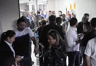 Corredores da Sefaz foram tomados por servidores da Polícia Civil (Foto: Wenderson de Jesus/Folha BV)