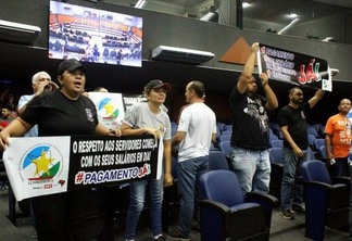 Servidores já se preparavam para protestar na sessão por causa do IPER (Foto: Priscilla Torres/Folha BV)