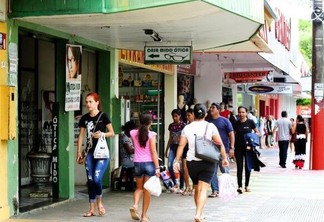 Apesar de movimentação nos centros comerciais, vendedores dizem que as vendas estão péssimas (Foto: Priscilla Torres/Folha BV)