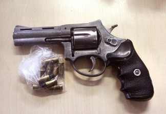 A arma usada pelo assaltante e mais oito munições foram apreendidas pelo Bope (Foto: Priscilla Torres/Folha BV)
