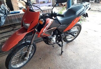 Motocicleta Honda NXR 150 Bros de cor laranja foi roubada de dentro do estacionamento da UFRR (Foto: Divulgação)