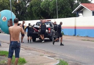 Criminoso baleado ainda chegou a ser socorrido por agentes da Força Nacional (Foto: Divulgação)