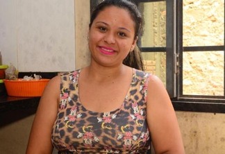 Depois de perder o emprego, Dayene Magalhães começou a vender doces e salgados para garantir o sustento (Fotos: Nilzete Franco/Folha BV)