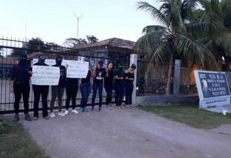 Esposas de militares realizam bloqueio da sede do BOPE (Foto: Divulgação)