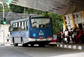 Passageiros aguardam ônibus do lado de fora do Mini Terminal Luiz Canuto Chaves (Foto: Priscilla Torres/Folha BV)