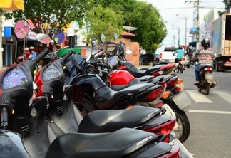 Proprietários de motocicletas e carros devem quitar IPVA (Foto: Nilzete Franco/Folha BV)