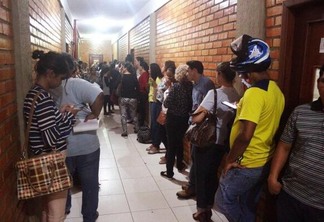 Servidores formaram longas filas nos órgãos públicos estaduais (Foto: Priscilla Torres/Folha BV)