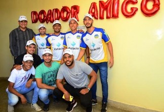 Comissão técnica e jogadores compareceram ao Hemocentro para efetuar doação. (Foto: Nilzete Franco/Folha BV)