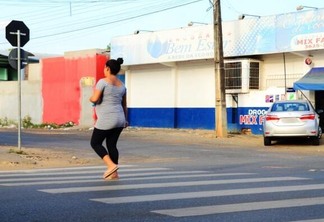 A vítima tentava atravessar a avenida Ataíde Teive em frente a sua residência e não viu a aproximação da moto (Foto: Nilzete Franco/Folha BV)
