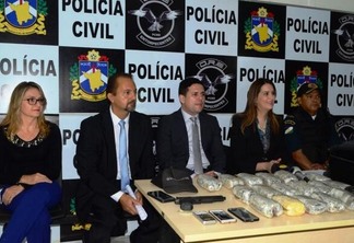 Da esquerda para a direita: Catherine Aires (Denarc), Leonardo Barroncas (DRE), Márcio Amorim (Sesp), Giuliana Castro (Delegacia-Geral) e Elias Santana (Comandante-Geral PM) (Foto: Nilzete Franco)