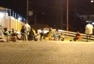 Interessados no seletivo da educação municipal decidiram madrugar em frente ao local de inscrição (Foto: Divulgação)