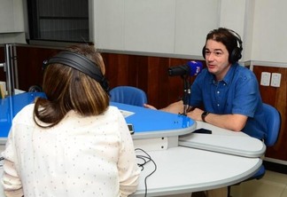 O programa Quem é Quem é apresentado pela radialista Cida Lacerda (Foto: Nilzete Franco/Folha BV)