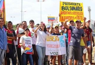 Cerca de 300 imigrantes protestaram pedindo por democracia na Venezuela (Foto: Priscilla Torres/Folha BV)