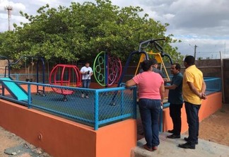 De acordo com o vereador Ítalo Otávio, as escolas receberam playgrounds no valor de até R$ 40 mil cada, mas o calor impede que as crianças se divirtam nos brinquedos (Foto: Divulgação CMBV/Ascom Ítalo Otávio)