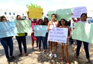 Acompanhantes exigem que Sesau regularize a situação das cirurgias eletivas (Foto: Nilzete Franco/Folha BV)