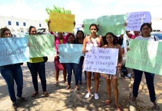Manifestantes destacaram que não houve melhora e que ainda custeiam tratamento dos pacientes (Foto: Nilzete Franco/Folha BV)