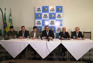 Vice-governador, Frutuoso Lins (ao centro), disse que medida foi baseada em nota técnica da Secretaria de Planejamento (Foto: Diane Sampaio/Folha BV)