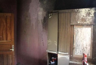 No quarto, ainda há marcas do estrago deixado pelo fogo. No quintal, restou uma cama queimada (Foto: Priscila Torres/Folha BV)