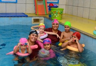 A natação é um esporte que oferece vários benefícios para adultos e crianças (Foto: Nilzete Franco/Folha BV)