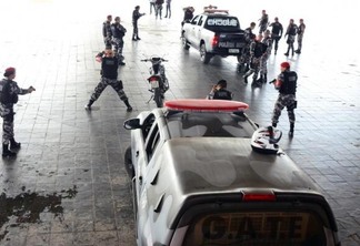 Cerca de 60 policiais, de duas companhias, participaram do treinamento (Foto: Nilzete Franco/Folha BV)