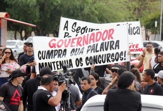 Candidatos fizeram vários protestos após governo do Estado anunciar cancelamento de concurso (Foto: Priscilla Torres/Folha BV)