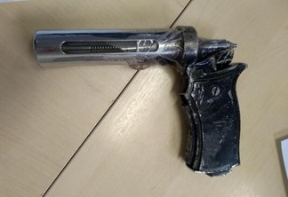 Pistola de injeção veterinária estava escondida no meio das roupas do suspeito (Foto: João Barros/Folha BV)