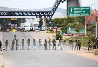 Militares montaram um bloqueio em frente a aduana de Santa Elena de Uairén (Foto: Priscilla Torres/Folha BV)
