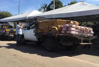 Veículo com donativos da ajuda humanitária será escoltado pela PRF (Foto:Paola Carvalho/Folha BV)