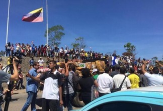 Manifestantes exigem que exército permita a entrada de mantimentos na Venezuela (Foto: Paola Carvalho/Folha BV)