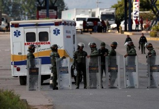 Removida uma barreira na fronteira entre Colômbia e Venezuela, na altura da cidade colombiana de Cúcuta.(Foto: Ricardo Moraes/Reuters)