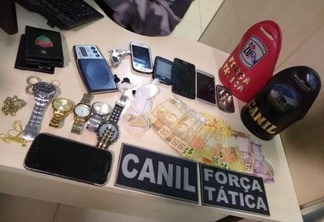 Além das drogas e da balança de precisão, os policiais recolheram dinheiro com os detidos (Foto: Divulgação)