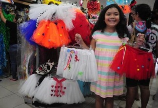 Julia Rolla preparando sua fantasia para o carnaval (Foto: Diane Sampaio/Folhabv)