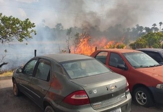 O incêndio chegou a ameaçar os veículos apreendidos pela PRF. (Fotos: Ascom/CBMRR)