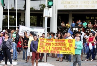 Durante o protesto, indígenas portavam cartazes, faixas e objetos tradicionais (Foto: Priscilla Torres/FolhaBV)