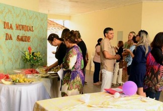 Evento reuniu servidores públicos da saúde com realização de palestras e oferta de mesa com café da manhã saudável (Foto: Nilzete Franco/FolhaBV)