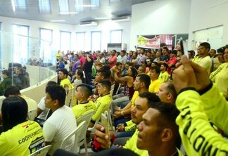 O plenário da Câmara ficou lotado de pessoas que acompanharam as discussões da audiência sobre a regulamentação do transporte alternativo (Foto: Nilzete Franco/Folha BV)